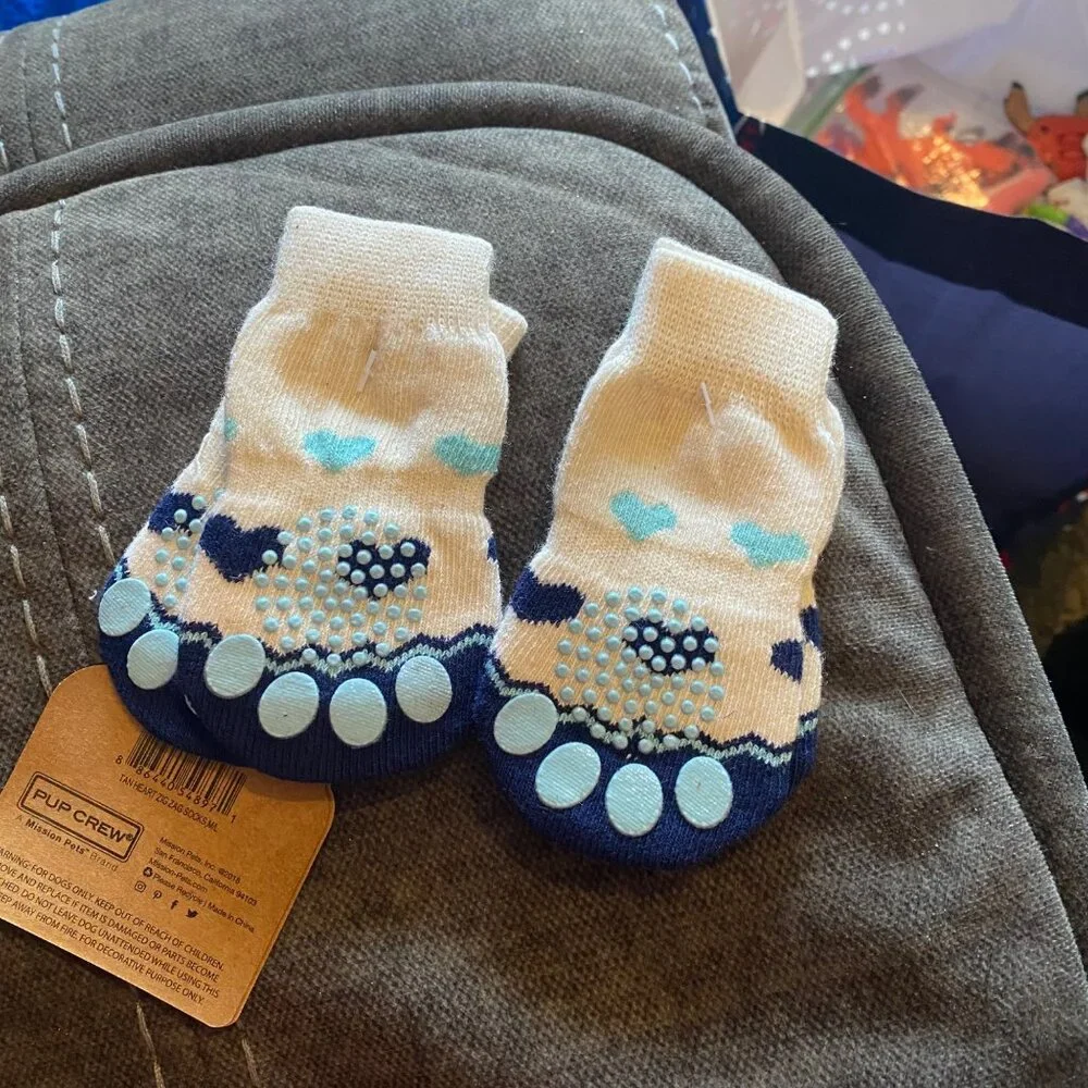 Pup Crew Dog Socks‎ Medium/Large Non-Slip Tan Heart Zig Zag Design NEW